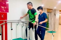 Clip NSND Công Lý run rẩy tập đi khiến khán giả xúc động