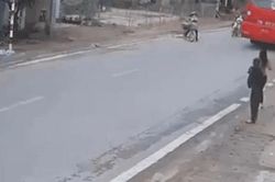 Mắc lỗi ngớ ngẩn khi qua đường, người phụ nữ gây họa cho 'người vận chuyển' vải thiều