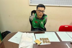 Tạm giữ thanh niên cải trang 'xe ôm' Grab để bán ma túy
