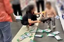 Người mẹ Trung Quốc bị chỉ trích vì để con ném đồ trong siêu thị