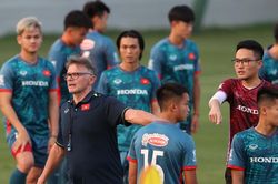 Việt Nam vs Hong Kong: Chờ ông Troussier dụng binh