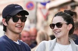 Song Joong Ki và vợ Tây đón con trai đầu lòng