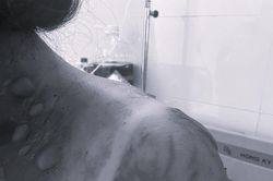 Khí ga bất ngờ phát nổ khi nấu ăn, người phụ nữ nhanh trí nhảy xuống ao