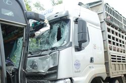 Ô tô tải đâm trực diện xe chở 21 hành khách