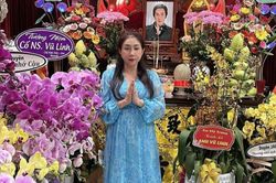 Xúc động khoảnh khắc NSƯT Thoại Mỹ như 'chết lặng' trước bàn thờ cố NSƯT Vũ Linh