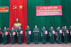 An Giang: Trao quyết định nâng lương, phụ cấp, thăng quân hàm cho 134 quân nhân