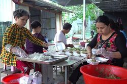 Quán cơm chay 2.000 đồng cung cấp hàng trăm suất cơm mỗi ngày