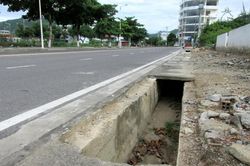 Nắp đậy mương thoát nước bị sụp bể