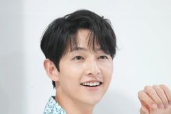 Song Joong Ki lên chức bố, hé lộ hình ảnh của con trai đầu lòng