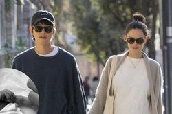 Hình ảnh đầu tiên của con trai Song Joong Ki, fan mong sớm biết tên em bé