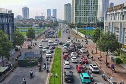 Cận cảnh loạt 'lô cốt' dự án nước thải án ngữ tại nhiều tuyến đường gây ùn tắc