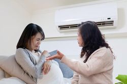 Suýt mất con vì mẹ chồng Trung Quốc cấm bật điều hòa