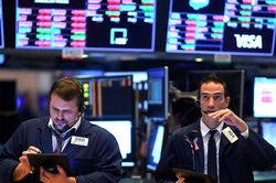 Chứng khoán Mỹ thất vọng vì Fed, Dow Jones lao dốc hơn 200 điểm