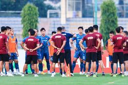 HLV Troussier nhắm mục tiêu quan trọng ở trận Việt Nam vs Hong Kong