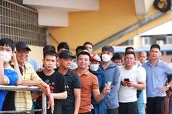 Người hâm mộ xếp hàng mua vé xem trận tuyển Việt Nam và Syria