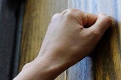Đi xa quá 3 ngày, về nhà phải gõ 3 lần mới mở cửa
