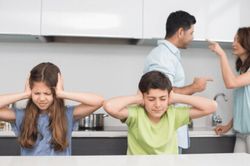 7 điều cha mẹ nên tránh làm trước mặt con