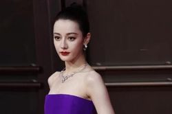 Xinh đẹp, diễn xuất giỏi, sự nghiệp rực rỡ, Địch Lệ Nhiệt Ba đáng yêu chào fan