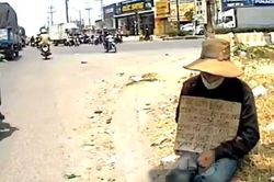 Sự thật bất ngờ về người ôm biển 'mẹ bệnh nặng, không có tiền về quê'