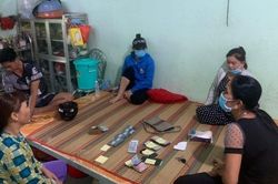 Vĩnh Long: Bắt nhóm 'quý bà' đánh bạc