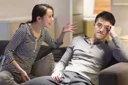 Chồng chăm chỉ đưa đón con đi học, vợ choáng váng khi biết chuyện anh ta làm trong lúc đợi con