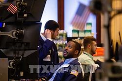 Chứng khoán Mỹ đi xuống, đồng USD cắt đà giảm sau quyết định của Fed