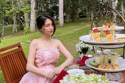 Hòa Minzy khoe visual tựa như công chúa trong rừng, bờ vai trần hững hờ hút mọi ánh nhìn