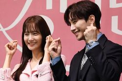 YoonA - Lee Junho để lộ 'gian tình' tại họp báo ra mắt phim King The Land