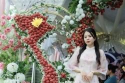 Độc lạ trang trí rạp cưới bằng vải thiều và ý kiến người trong cuộc