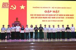 Quân khu 4 gặp mặt, chúc mừng các cơ quan báo chí