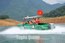 Na Hang hạ thủy 2 tàu cao tốc