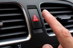 Bật đèn khẩn cấp khi lái xe dưới trời mưa nên hay không nên?