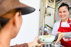 Quán bún thang của bà chủ Thanh Hóa đắt hàng nhất Hà Nội, bán đến 800 bát/ ngày