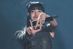 Đang hát mà được tặng máy chơi game, phản ứng của Lisa liệu có khiến anti-fan 'quay xe'?