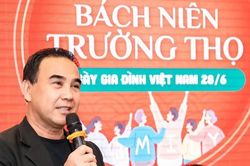 Quyền Linh: 'Tôi làm gì cũng nhắn tin, chụp ảnh gửi cho vợ con để báo cáo'