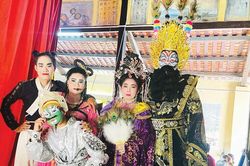Sau bức màn nhung
