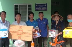 Trao 2 căn nhà Tình thương ở thị trấn Núi Sập