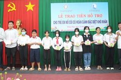 Trao 270 triệu đồng hỗ trợ 45 trẻ em mồ côi có hoàn cảnh khó khăn