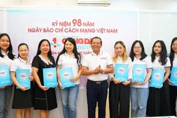 Tạp chí Công dân và Khuyến học mừng 1 năm hòa mạng internet toàn cầu