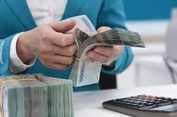 Lãi suất điều hành tiếp tục hạ nhiệt
