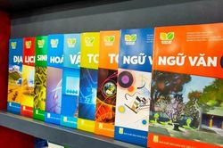 Thay đổi về giá sách giáo khoa lớp 4, 8, 11 mới