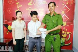 Bàn giao đồng hồ gần 300 triệu đồng bị rơi tại sân bay Phú Quốc cho người mất
