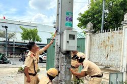 CSGT TPHCM bóc gỡ quảng cáo 'tín dụng đen'