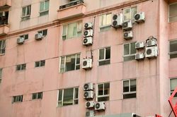 Hà Nội: Hiểm họa từ hàng vạn cục nóng điều hòa phơi nắng, mưa