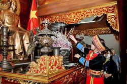 Nữ sinh người Dao vươn lên từ 'sỏi đá'