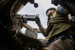 Tình hình Nga-Ukraine: Đề cao sáng kiến hòa bình, Moscow nói vẫn cần thêm xe tăng; Kiev có 'bước đi quan trọng' trong mua sắm khí tài