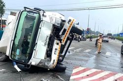 Xe tải ủi bay dải phân cách rồi lăn giữa đường
