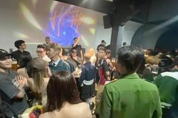 Công an kiểm tra loạt quán bar ở TPHCM