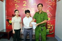 Bàn giao chiếc đồng hồ trị giá gần 280 triệu đồng bị rơi tại Sân bay Phú Quốc