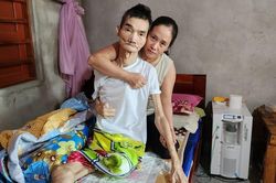 Một mình chăm 2 người bệnh liệt giường, mẹ nghèo không lo nổi cho con đi học